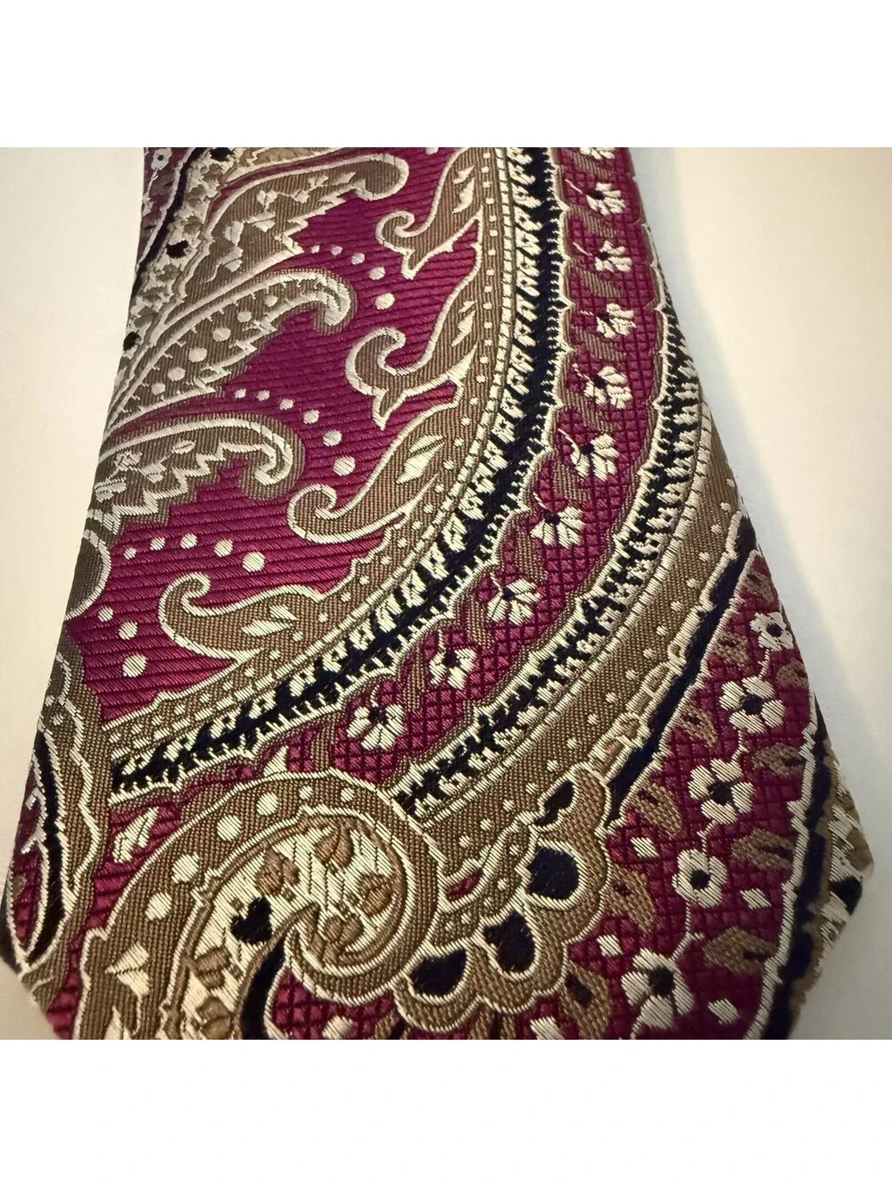 Jos A Bank Reserve Men’s 100% Silk Tie Paisley Magenta Brown 60” Long